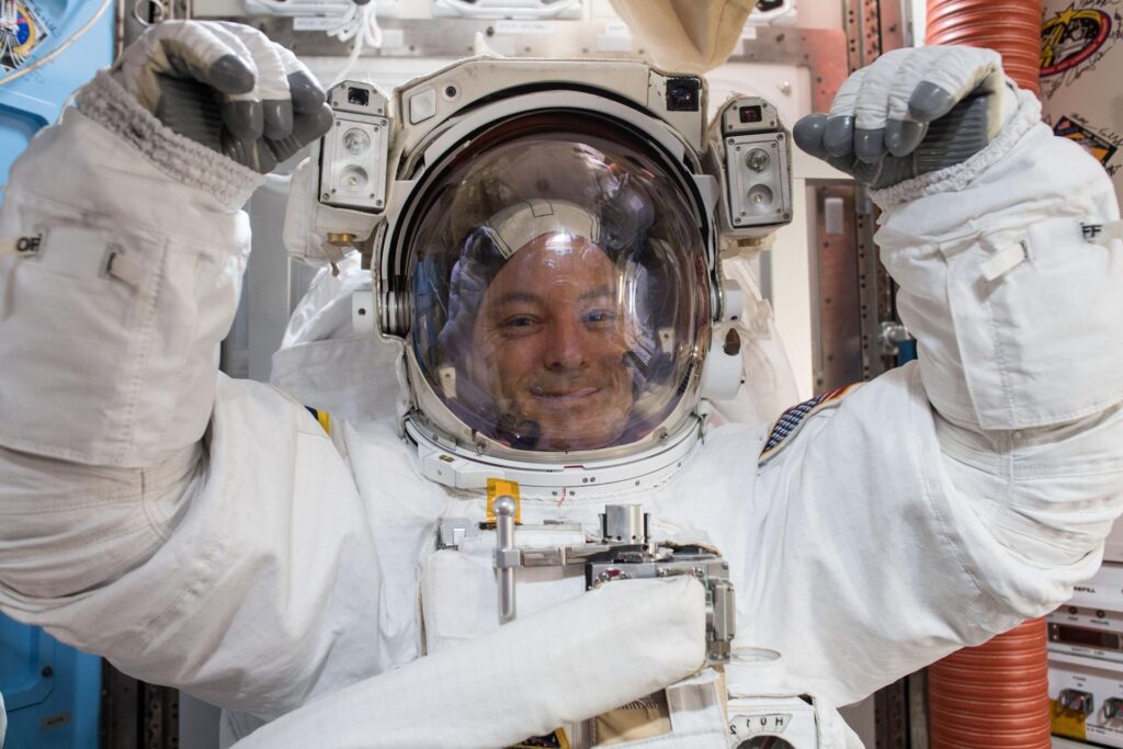 رائد فضاء يرتدي بدلة فضائية